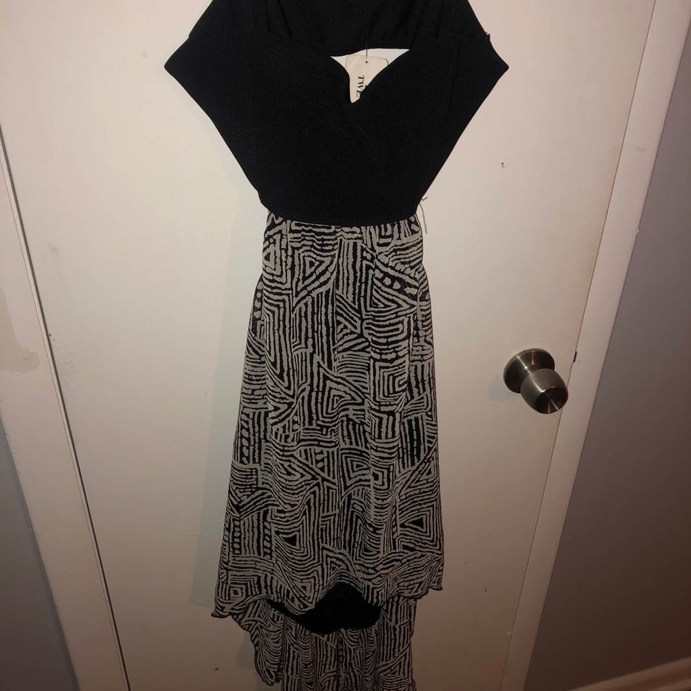 Adorable summer/vacation dress. Size Medium. Black and white. Never worn.